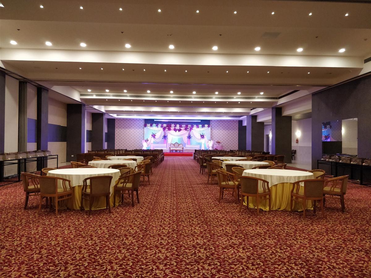 Regenta Central Hotel&Convention Centre Nagpur Buitenkant foto