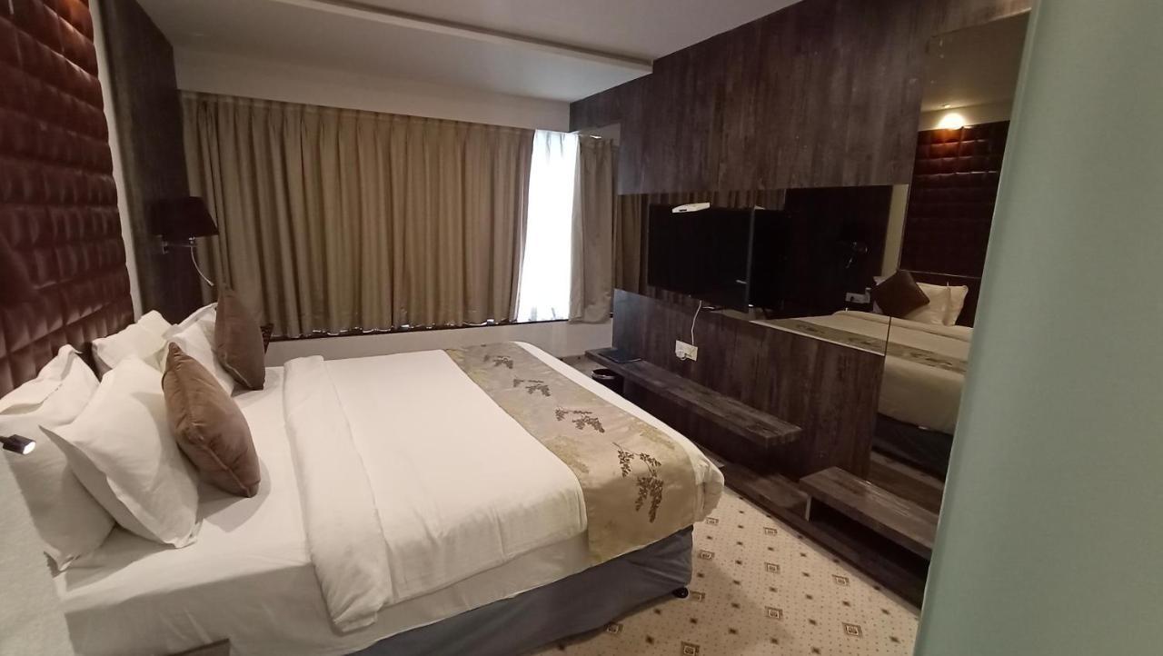 Regenta Central Hotel&Convention Centre Nagpur Buitenkant foto